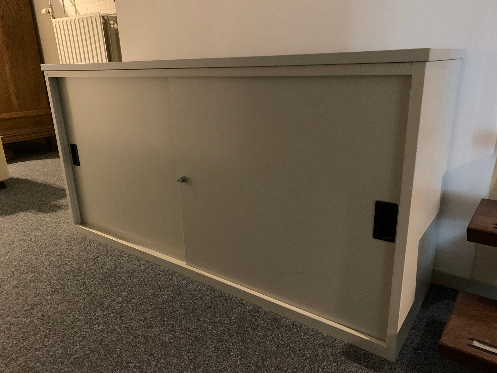 Grijze metalen kast met 2 schuifdeuren - Industrieel laag mo, Ophalen, Gebruikt