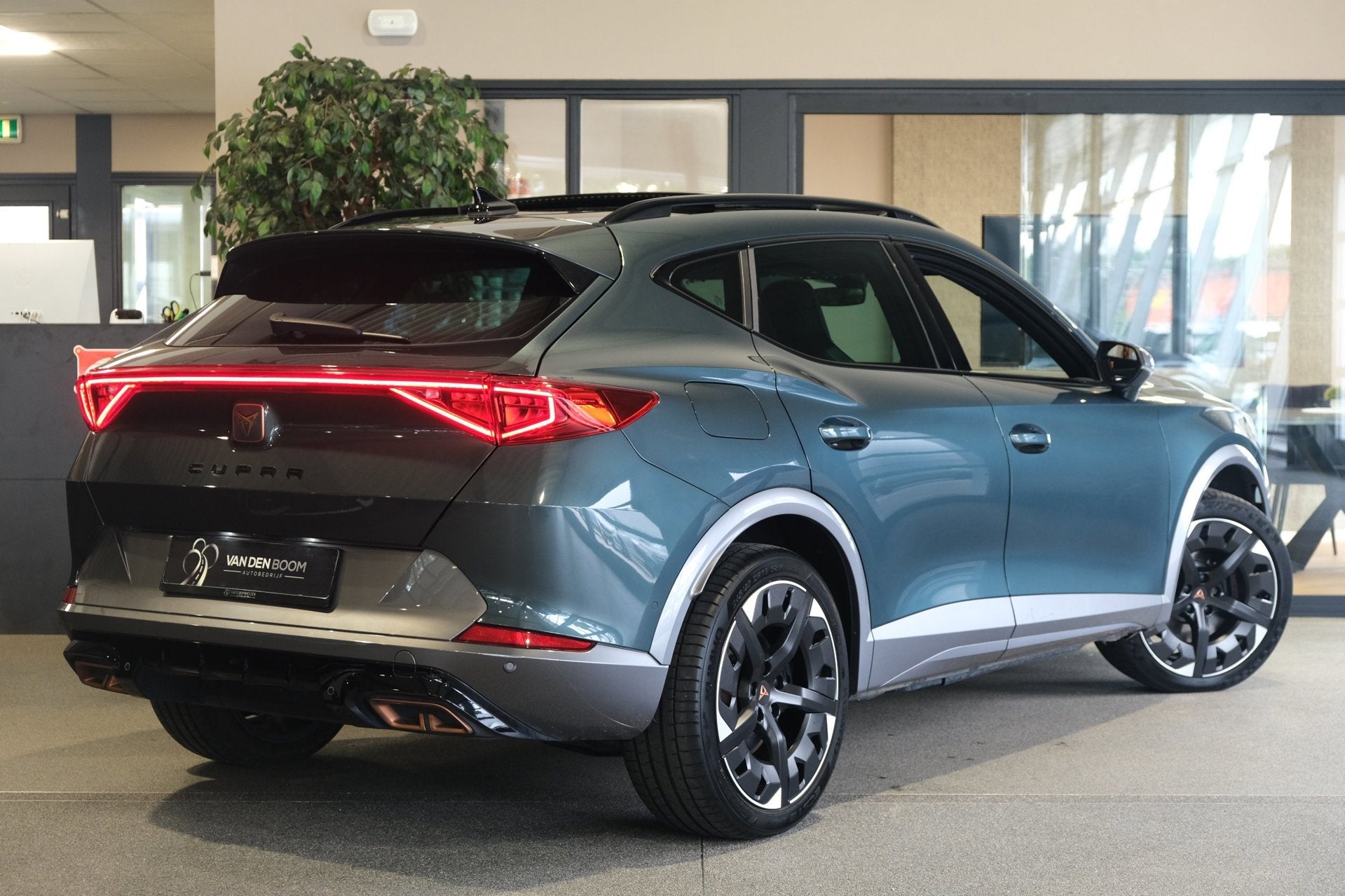 CUPRA Formentor 1.4 e-Hybrid VZ 245pk Pano Trek Sport Leder, Dealer onderhouden, Gebruikt, Zwart, 4 cilinders