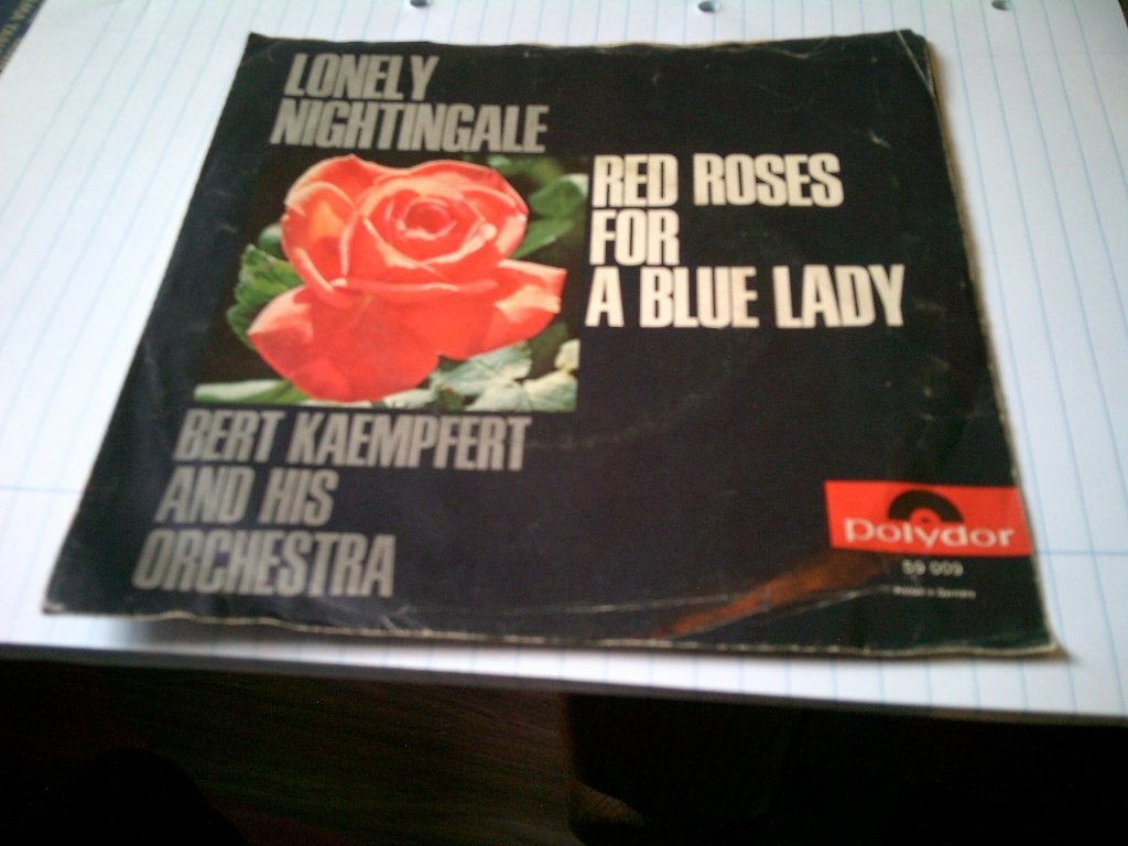 BERT KAEMPFERT RED ROSES FOR A BLUE LADY - LONELY NIGHTINGAL, 7 inch, Ophalen of Verzenden, Levenslied of Smartlap, Fotohoes