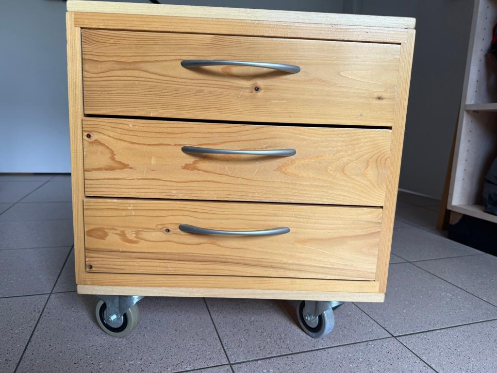 Houten ladenkast op wielen., Huis en Inrichting, Kasten | Ladekasten, Ophalen, Minder dan 50 cm, Gebruikt, 3 of 4 laden