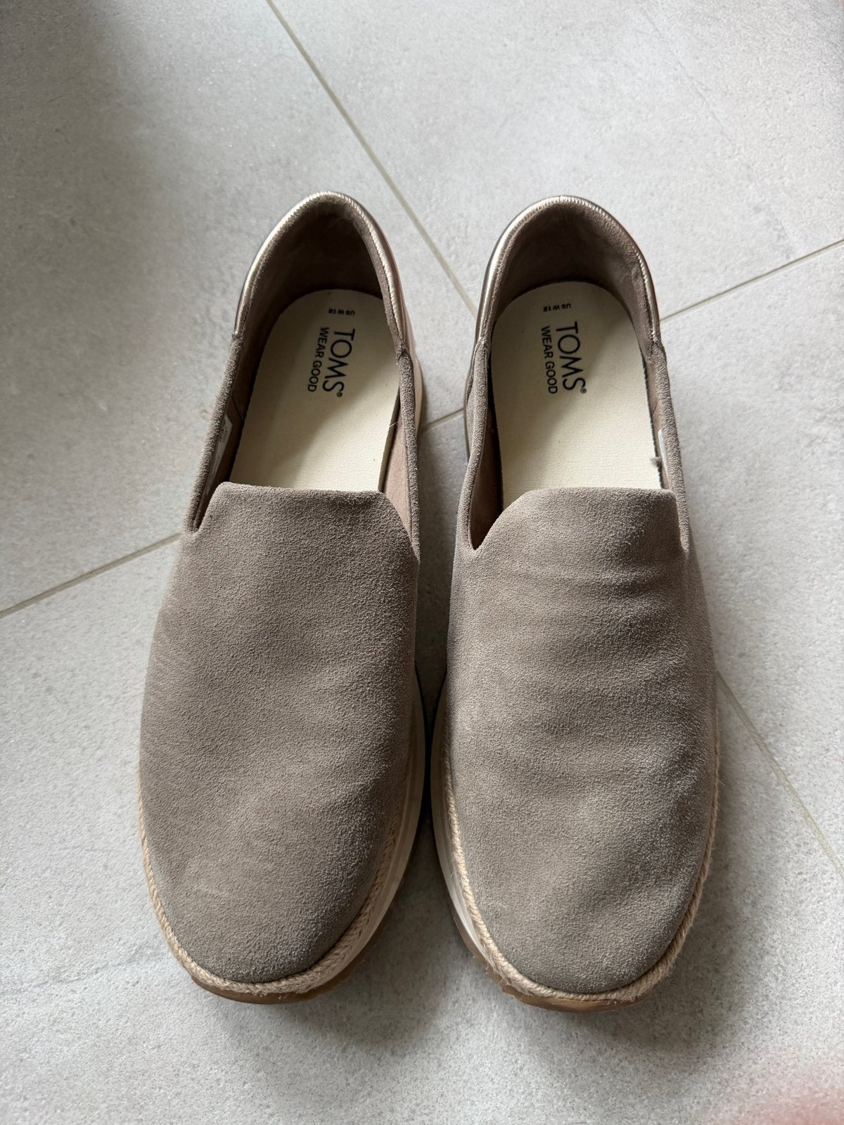 Toms taupe espadrilles met metallic hak, maat 43,5, Kleding | Dames, Ophalen of Verzenden, Zo goed als nieuw, Beige, Espadrilles of Moccasins
