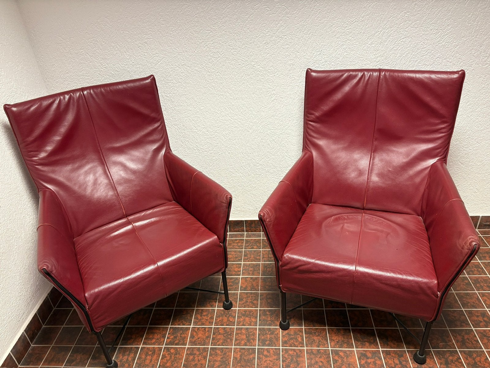 Te koop 2xMontis Charly fauteuil in donkerrood leer, Ophalen, Gebruikt, In goede staat. Disign stoelen ontwerp Gerard v.d. Berg.