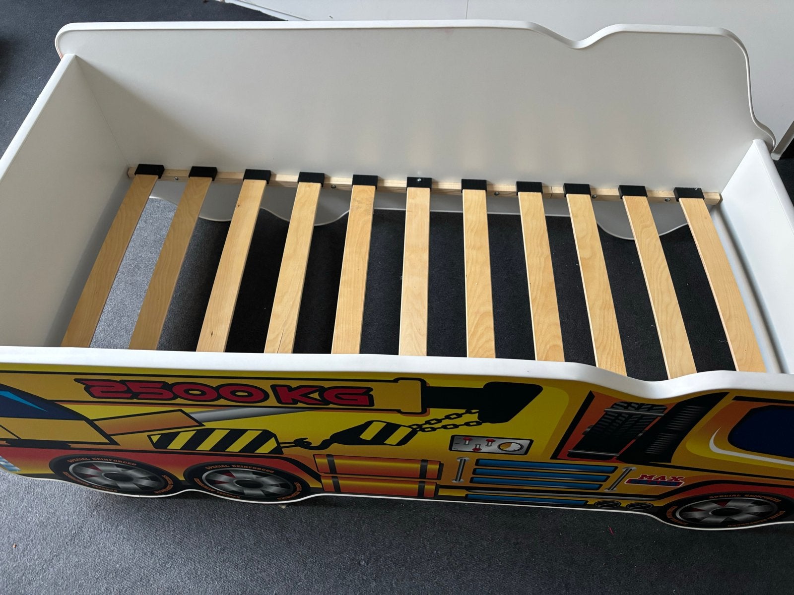 Peuterbed 'Max de Kraanwagen' met lattenbodem, Ophalen, Gebruikt, Lattenbodem, Minder dan 140 cm