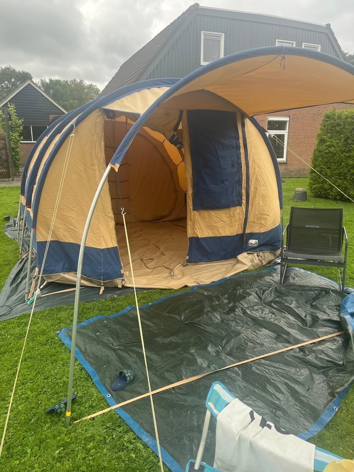 Michigan 4 Vrijbuiter 4-persoons tent met vast kuipzeil, Ophalen, Zo goed als nieuw, Tot en met 4