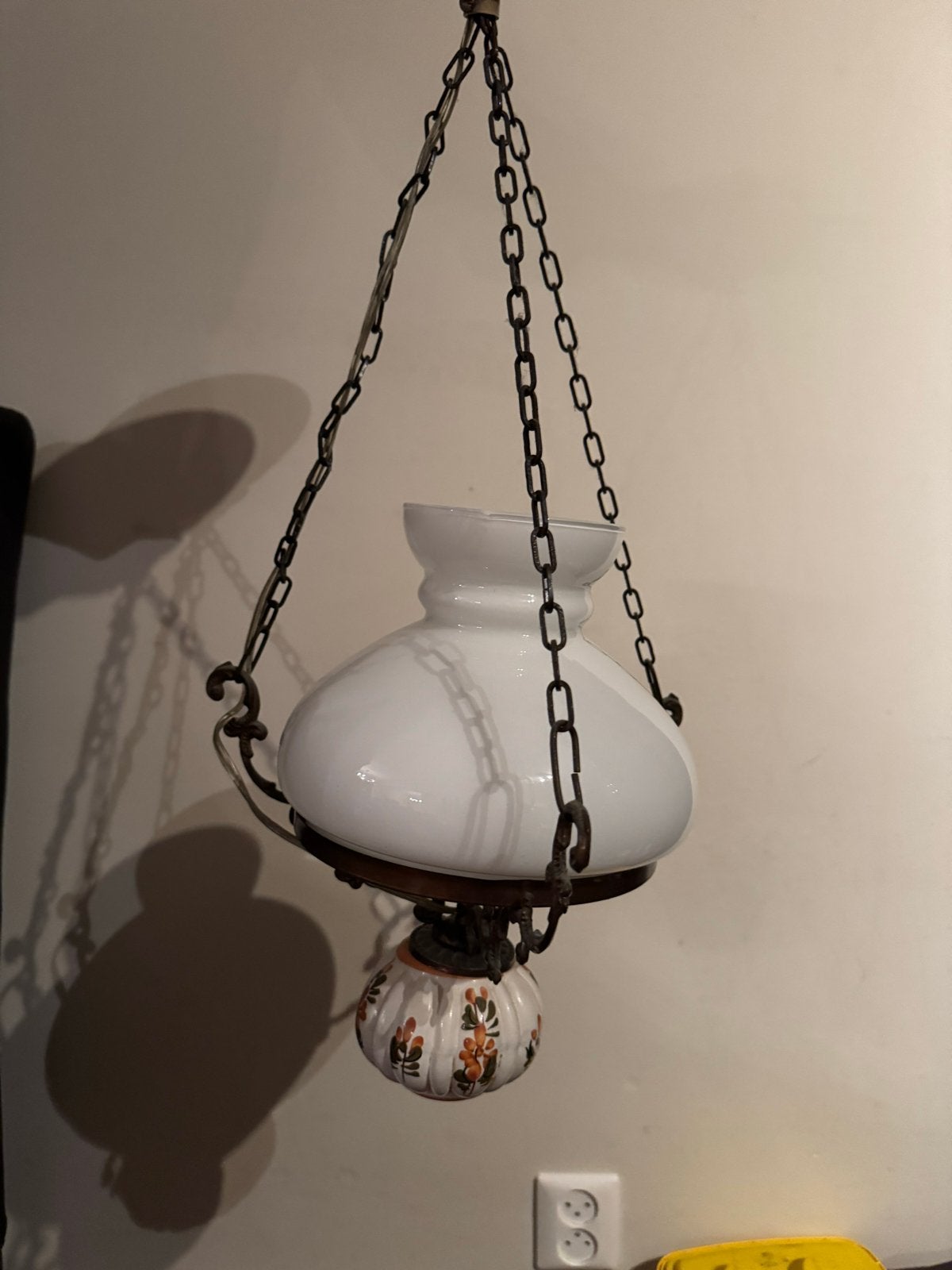 Antieke hanglamp met opaline kap en beschilderde pot, Ophalen