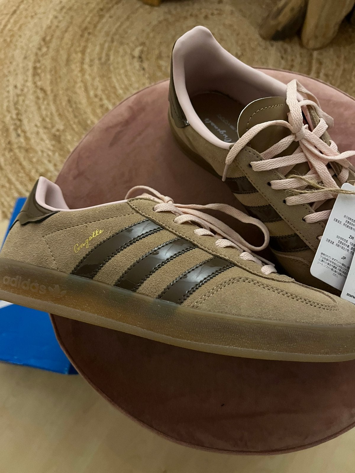 NW SPECIAL EDITION Adidas sneaker +prijskrtje beige/oud roze, Adidas, Nieuw, Ophalen of Verzenden, Sneakers of Gympen