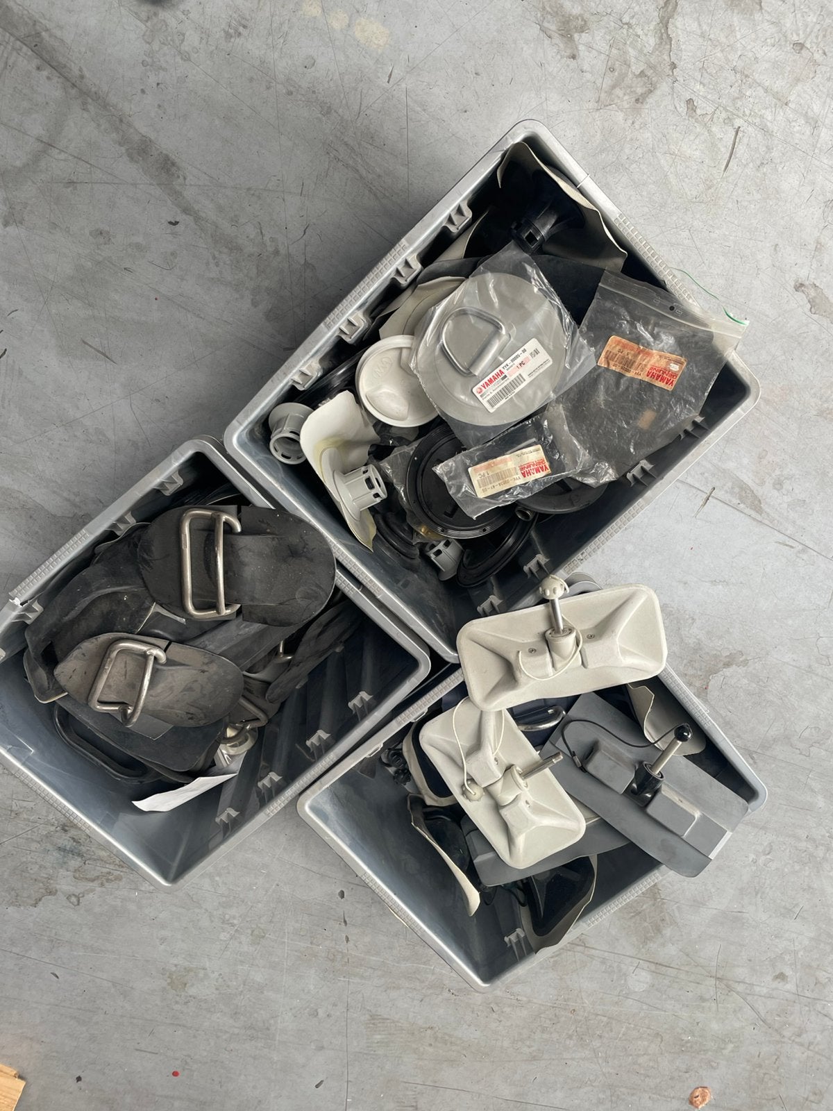 5 kratten met rubberboot onderdelen