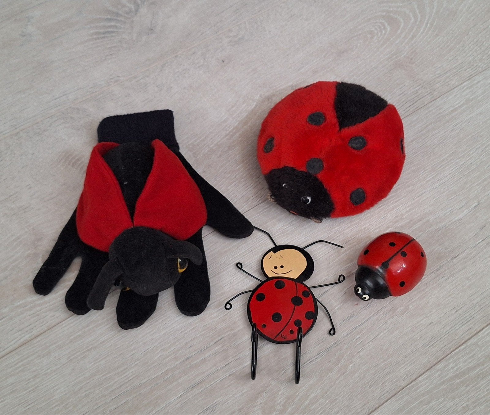 Haakje, Beleduc handpop, knuffel & rolspeeltje lieveheersbee, Ophalen of Verzenden, Gebruikt, Jongen of Meisje