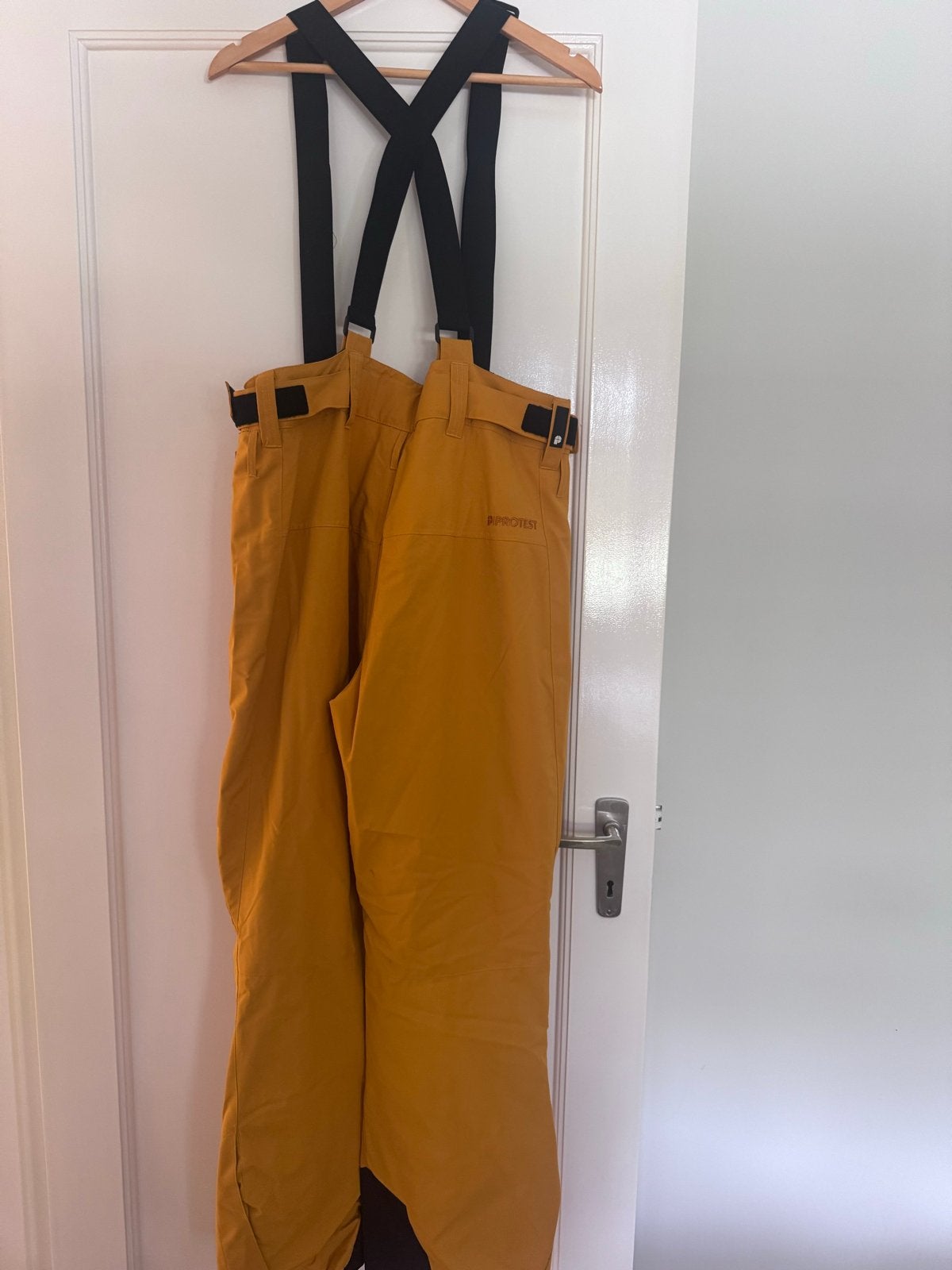 Protest skibroek met bretels en muts - Maat L, Kleding | Dames, Ophalen of Verzenden, Zo goed als nieuw, Maat 42/44 (L), Broek
