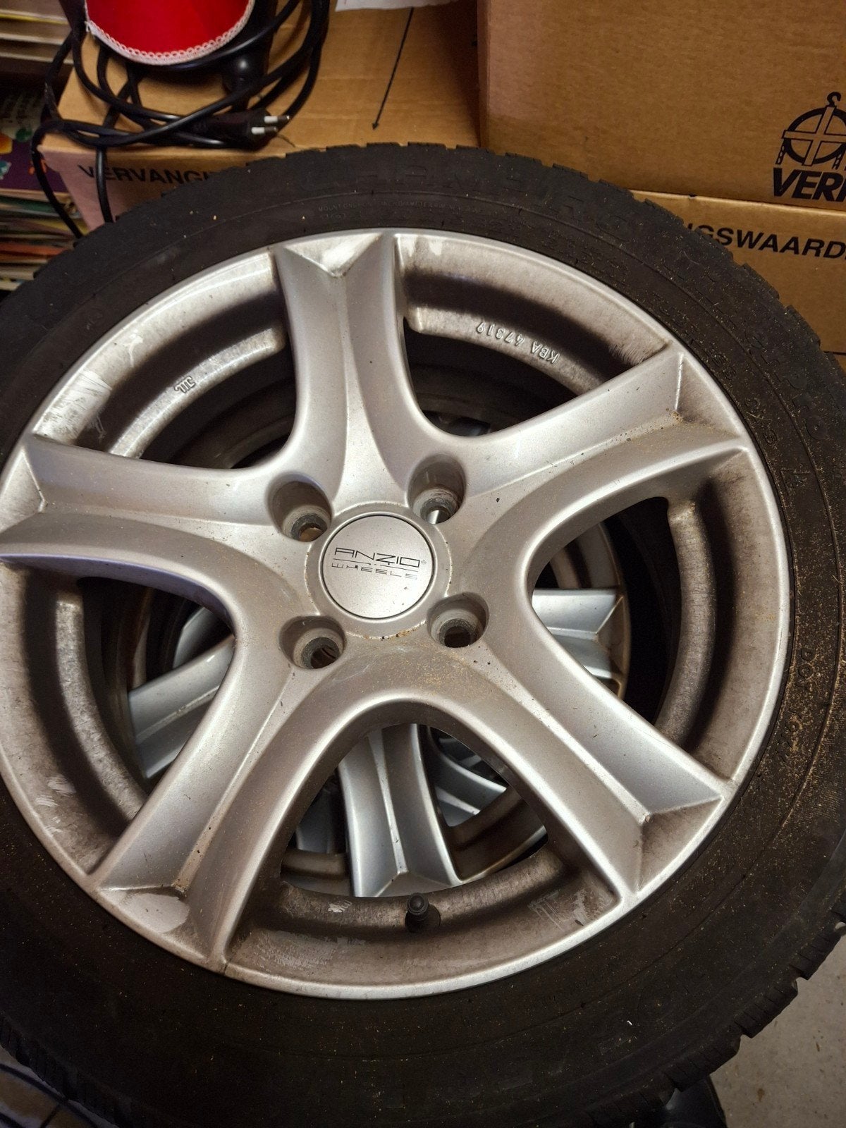 Anzio velgen met winterbanden 195/50 R15 (matig profiel), Ophalen