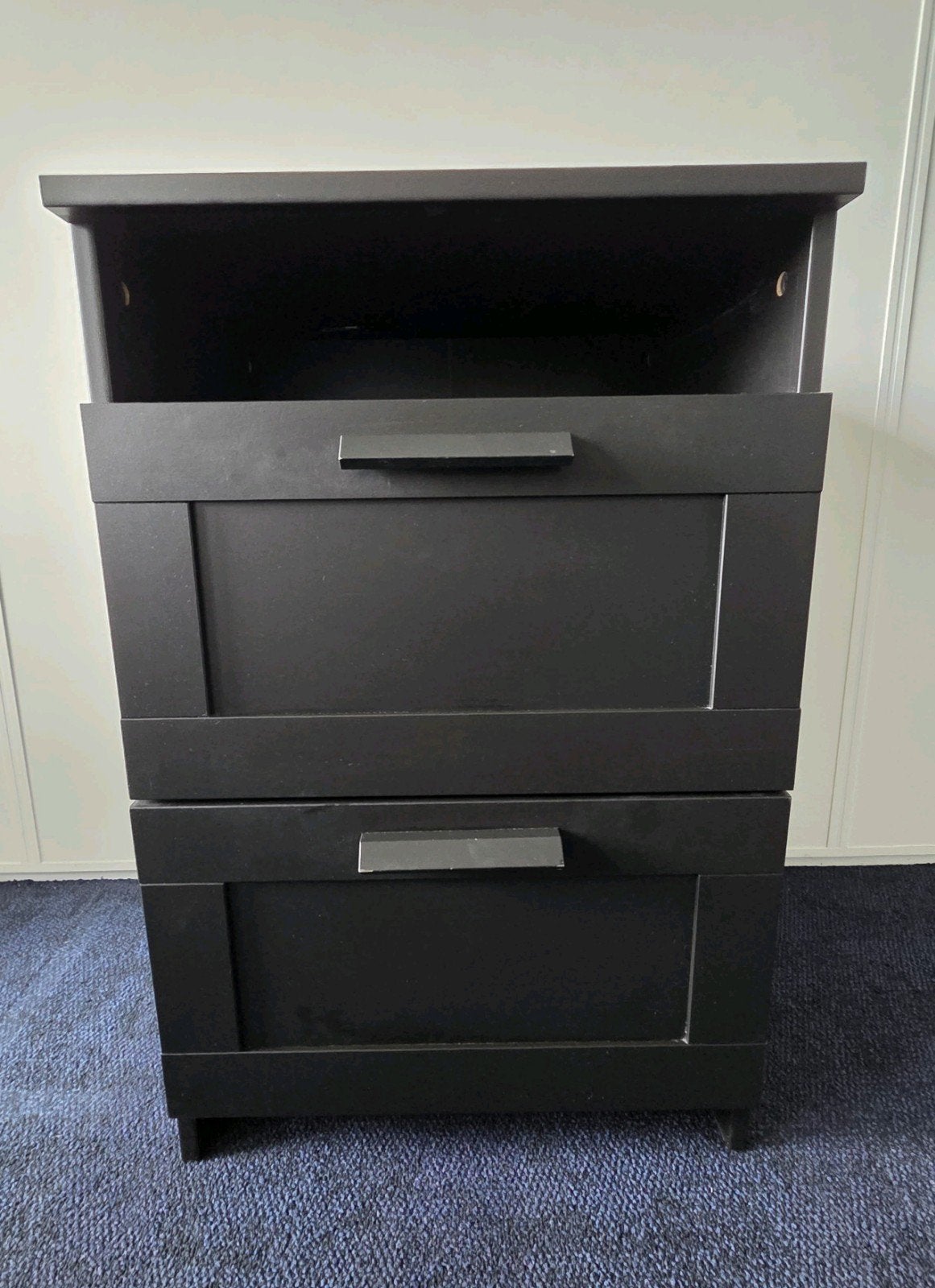 IKEA Brimnes nachtkastje zwart met 2 ruime lades, Huis en Inrichting, Slaapkamer | Nachtkastjes, Ophalen, Zo goed als nieuw, 45 tot 65 cm