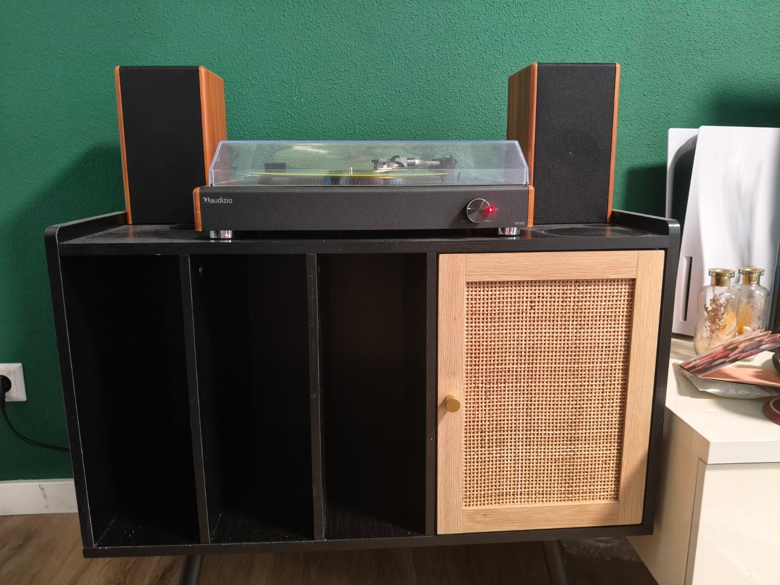 Platenkast / Dressoir met rieten deur, Huis en Inrichting, Ophalen, Gebruikt, Modern, Bohemian, 50 tot 100 cm