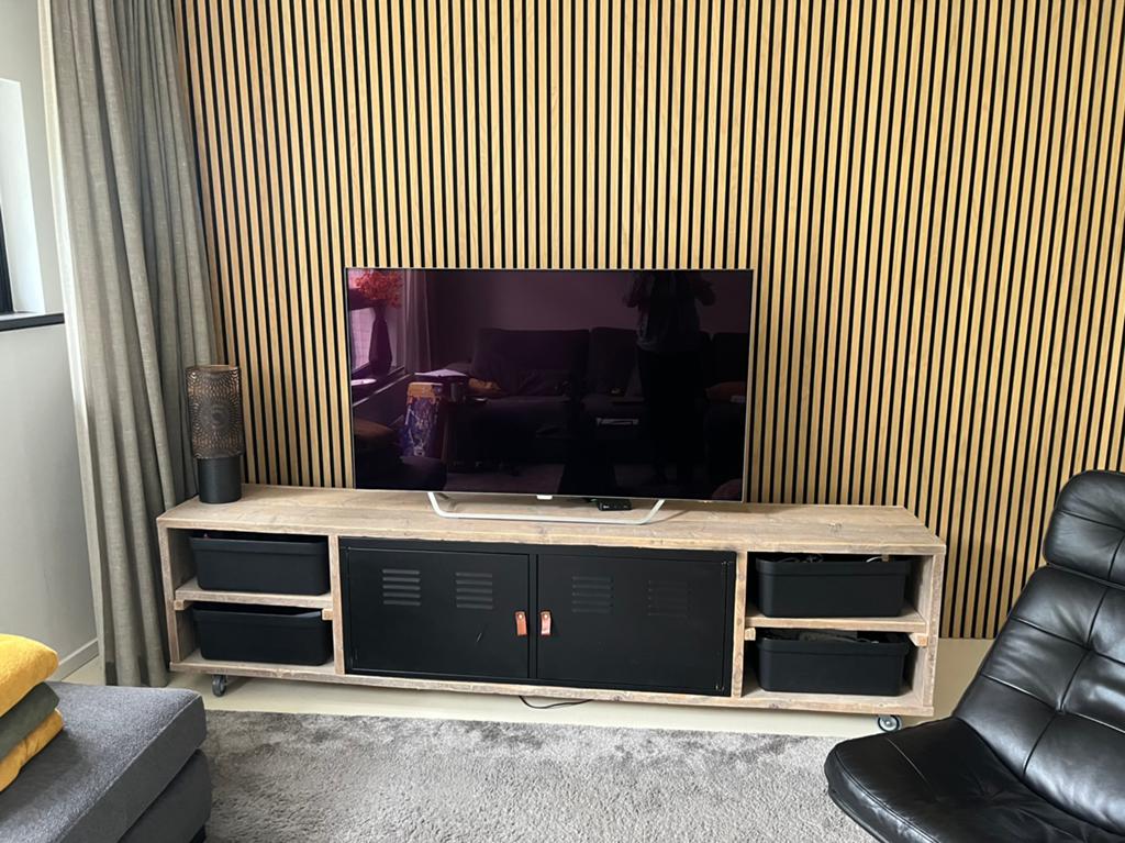 Steigerhout met zwart metalen kastjes op wieltjes, Huis en Inrichting, Kasten | Televisiemeubels, Ophalen, Kunststof, 50 tot 100 cm