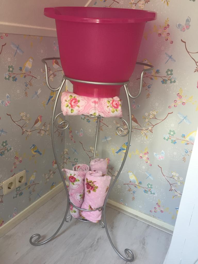Decoratieve standaard met roze waskom en handdoeken, Ophalen of Verzenden, Gebruikt, Roze, Metaal