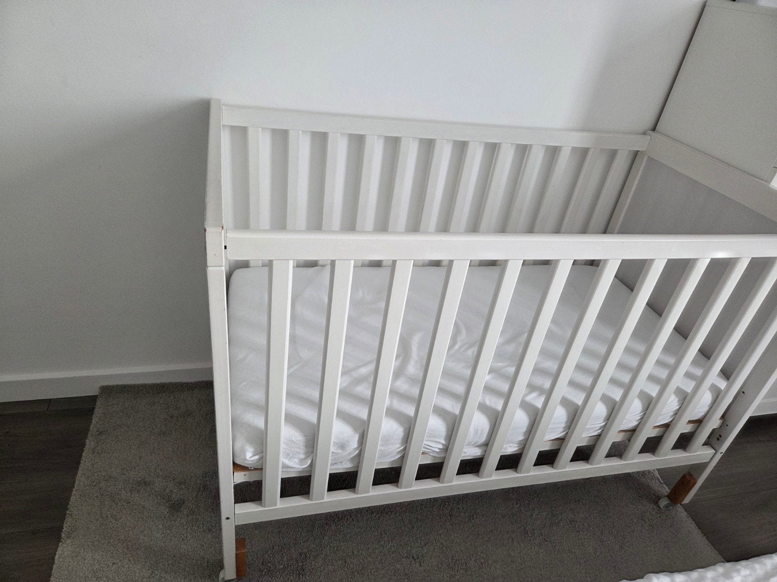 Witte babybedje 60x120 cm, inclusief lattenbodem en matras., Kinderen en Baby's, Kinderkamer | Bedden, Gebruikt, Minder dan 140 cm