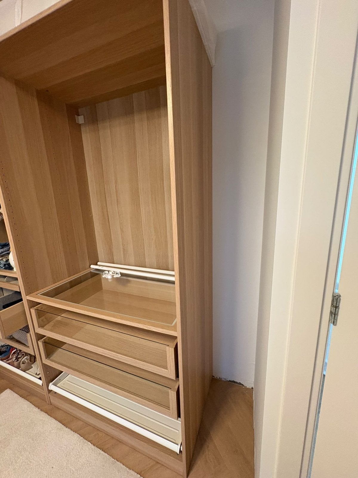Houten kast met lades en glazen planken, Ophalen, 50 tot 100 cm, Zo goed als nieuw, Met lade(s)