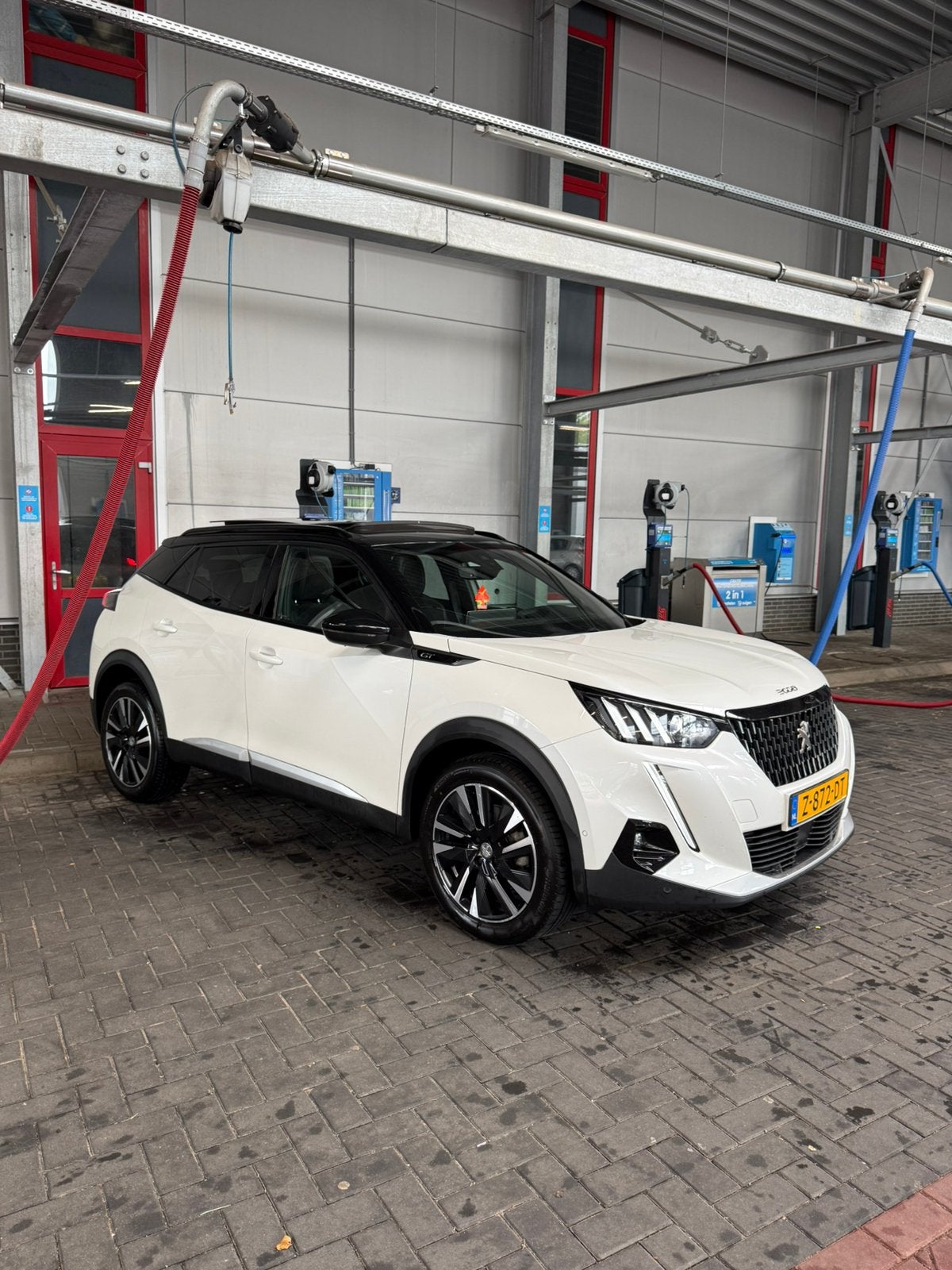 Foto 2 van Peugeot 2008 GT LINE 1.2 156pk Eat8 Pano/3D/Carplay/Keyless