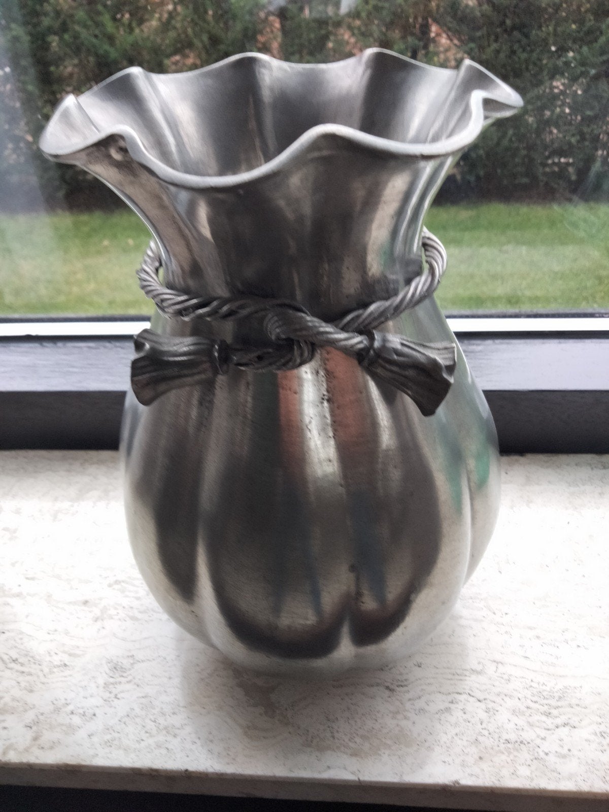 Hoogwaardige tinnen vaas met strikdetail - 22,8 cm, 1,9 kg, Antiek en Kunst, Ophalen