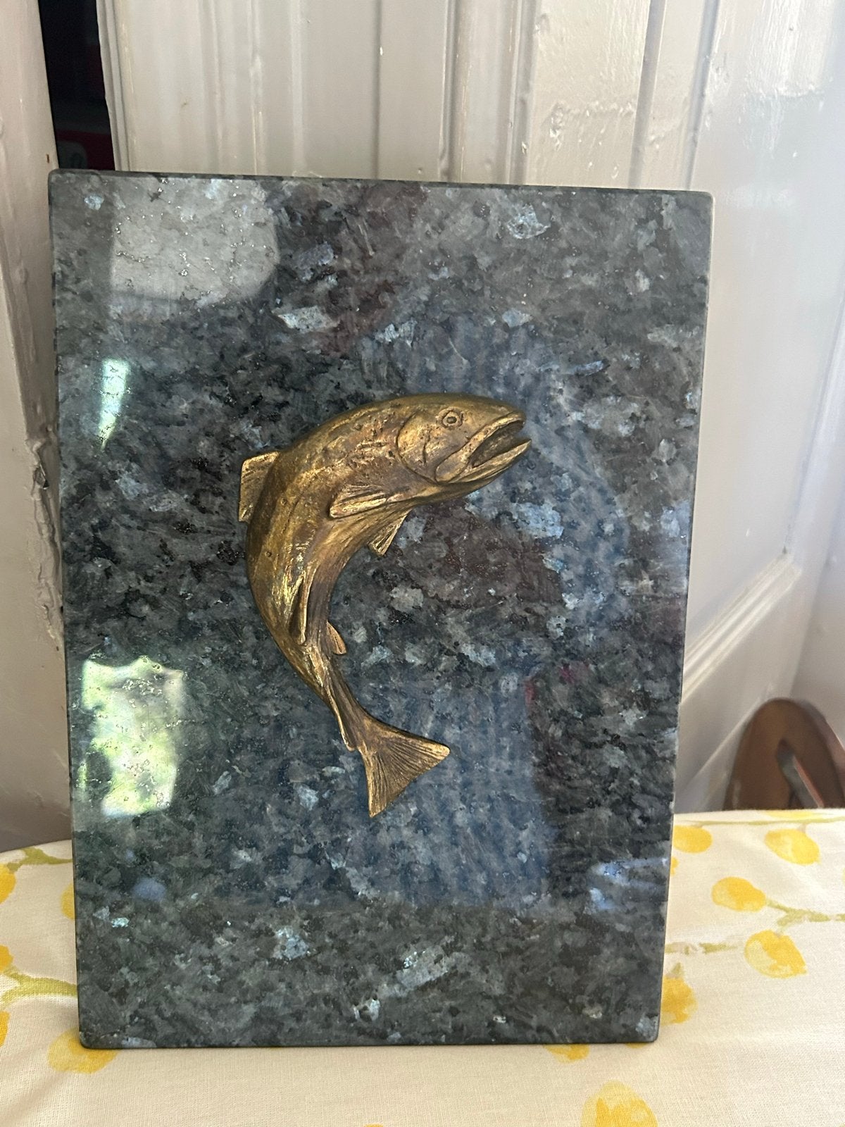 Bronzen vis op marmeren plaat - Wanddecoratie, Antiek en Kunst, Ophalen, Brons, Wanddecoratie, 20 - 50 cm