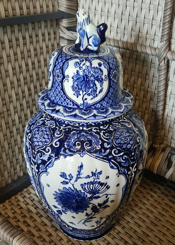 Delfts blauwe dekselvaas. Made for royal sphinx by Boch, Antiek en Kunst, Antiek | Vazen, Ophalen