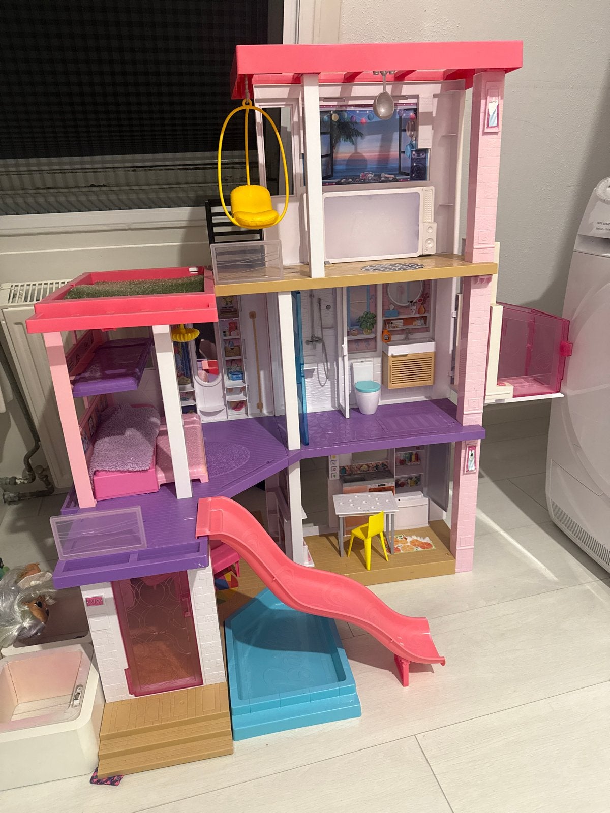 Groot Barbie Droomhuis met Zwembad en Glijbaan, Ophalen, Zo goed als nieuw, Poppenhuis