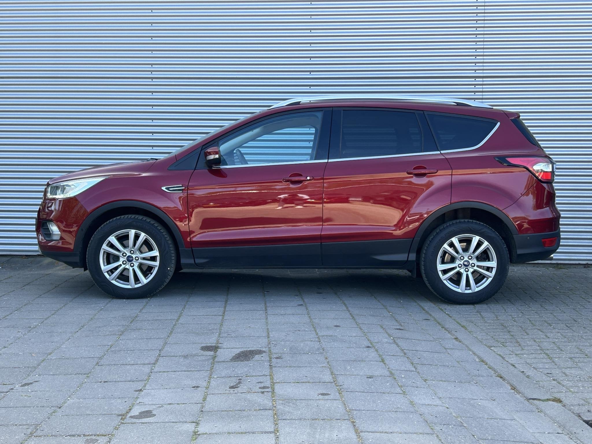 Ford Kuga 1.5 EcoBoost Titanium | Trekhaak | Stoelverwarming, Auto's, Ford, Voorwielaandrijving, Euro 6, 4 cilinders, Leder en Stof