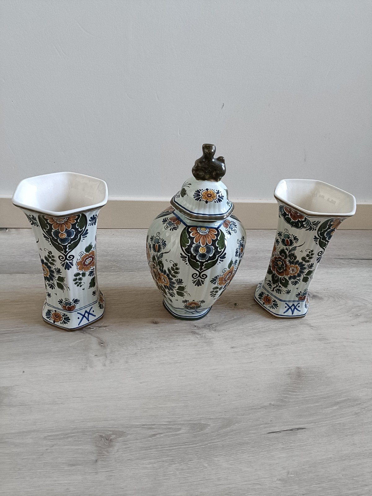 delfts polychroom aardewerk set. met merkteken, Ophalen