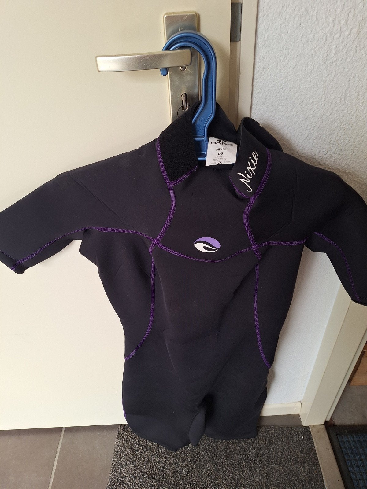 Nieuwe Bare Nixie Shorty Wetsuit Dames Maat 8, Watersport en Boten, Ophalen, Wetsuit, Bare, Nieuw