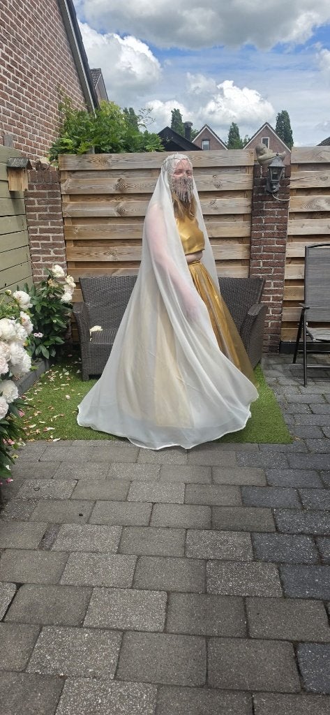 Gouden galajurk met sluier - Maat M, Geel, Maat 42/44 (L), Ophalen of Verzenden, Zo goed als nieuw