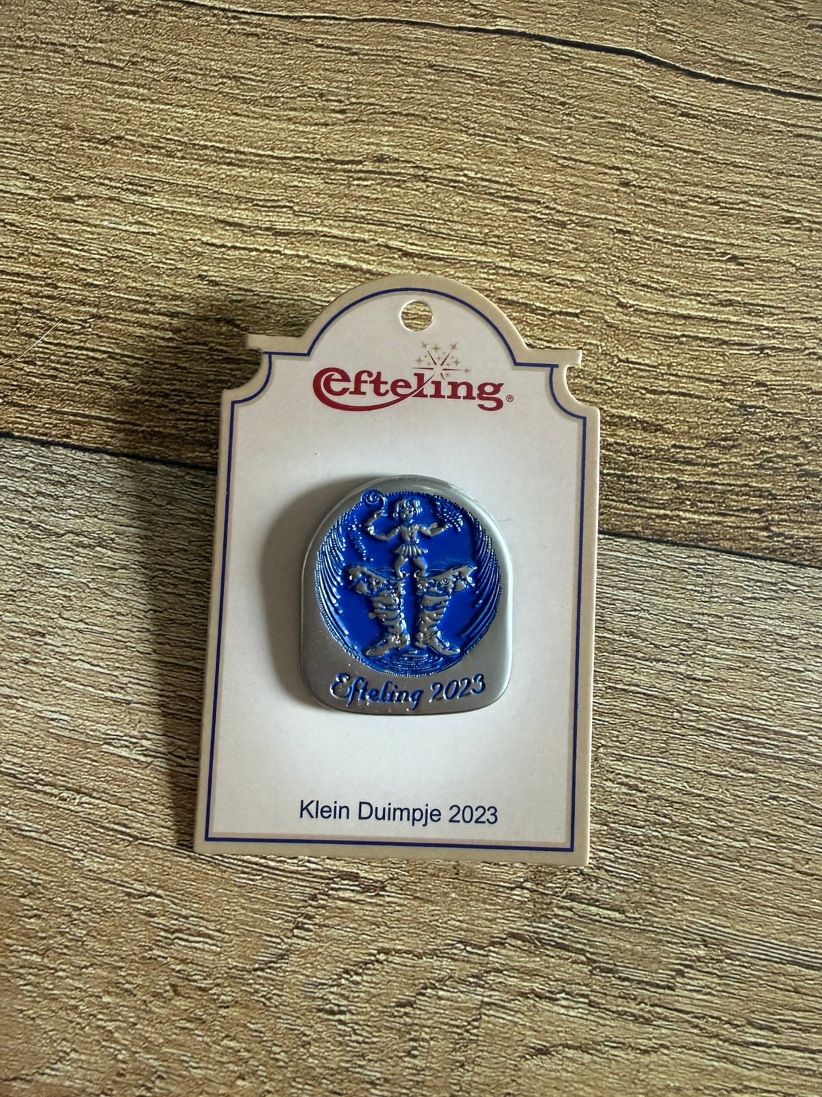 Efteling pin klein duimpje 2023, Ophalen of Verzenden, Zo goed als nieuw, Button of Speldje