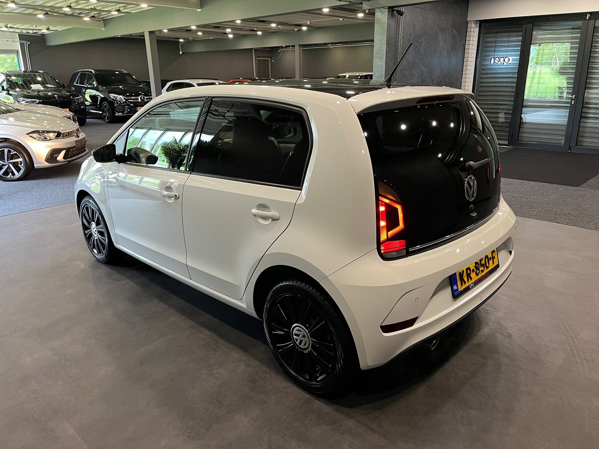 Volkswagen Up! 1.0 TSI 90PK BMT high up! FACELIFT CAMERA NAP, Auto's, Voorwielaandrijving, Dealer onderhouden, Gebruikt, 4 stoelen