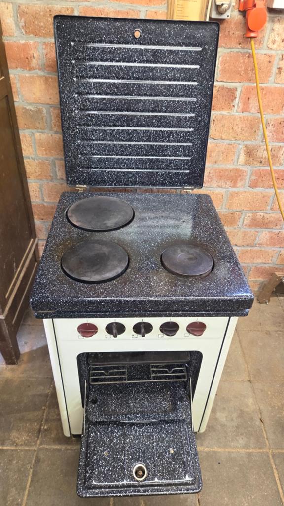 Vintage Etna elektrisch fornuis met oven., Verzenden, 3 kookzones of minder, Niet werkend, 85 tot 90 cm