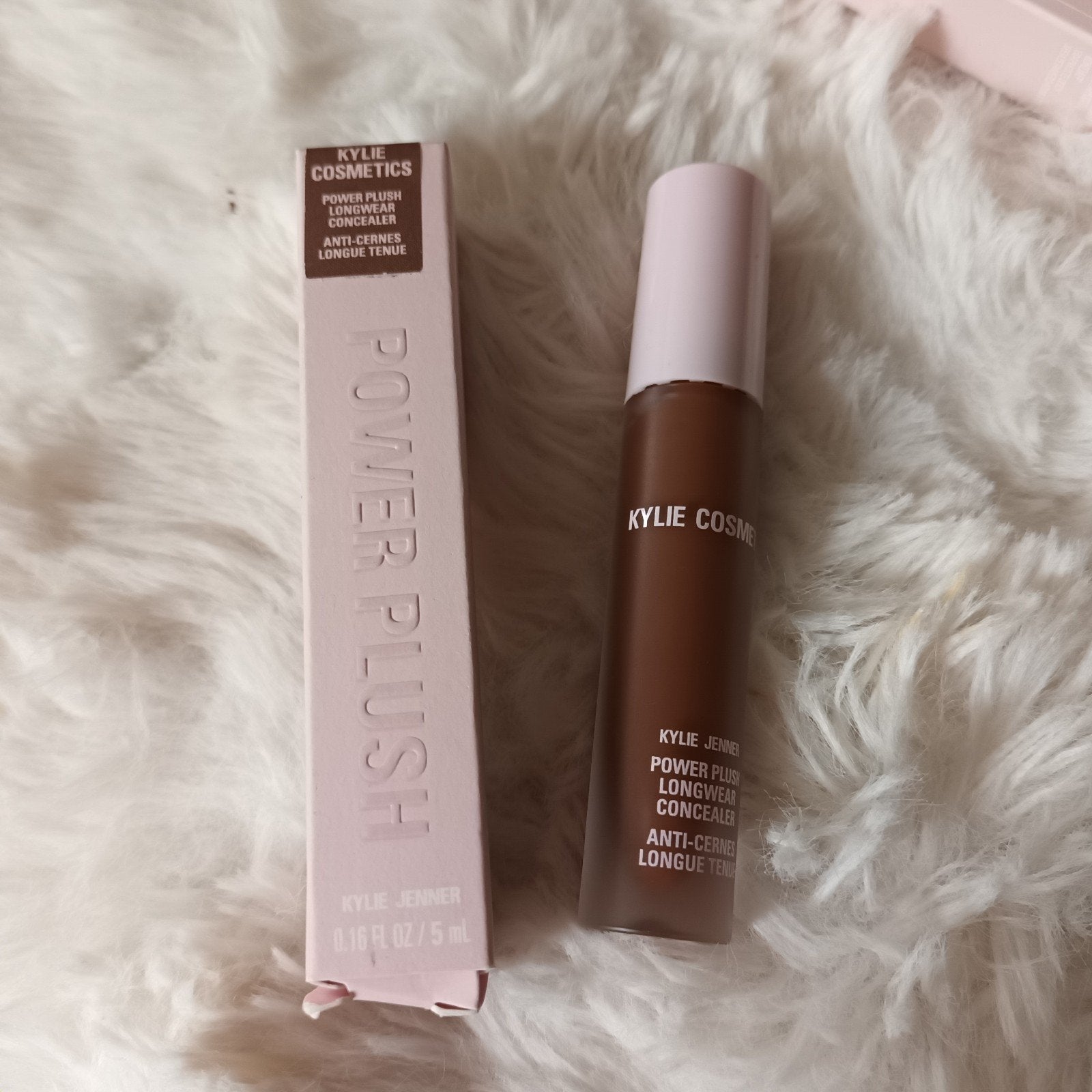KYLIE JENNER longwear consealer....nieuw, Ophalen of Verzenden, Nieuw, Gehele gezicht