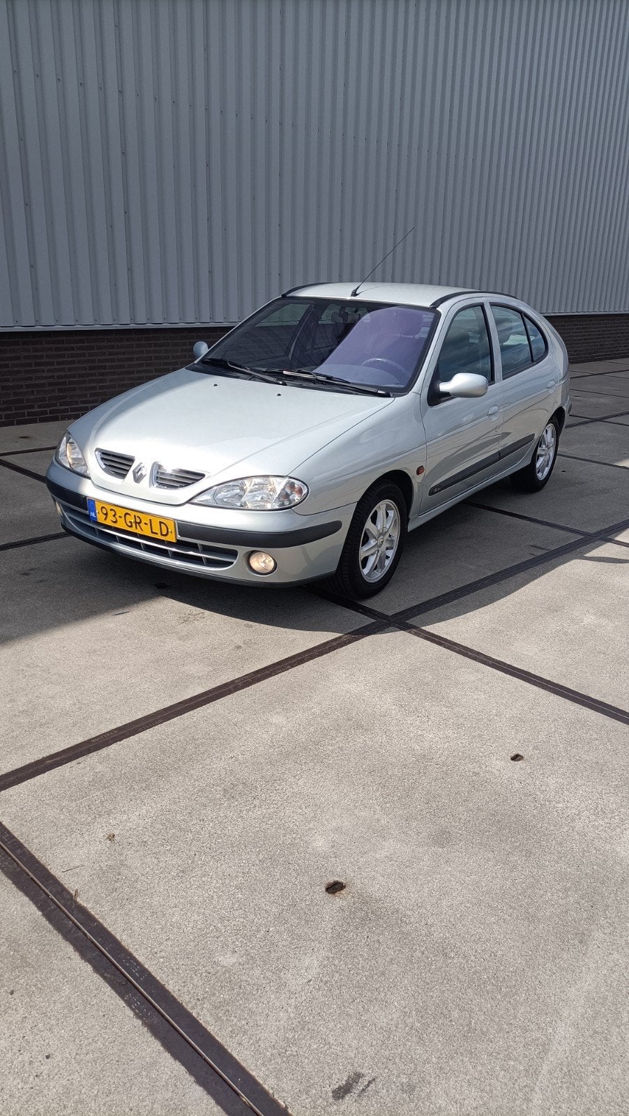 Renault Mégane 1.6 16V Auth HB 2001 Grijs, Auto's, Voorwielaandrijving, Stof, 1250 kg, 49 €/maand