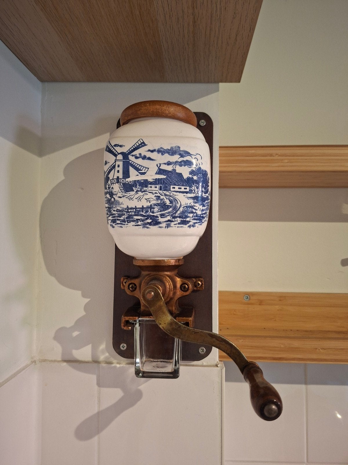 Klassieke hand koffiemolen, Ophalen
