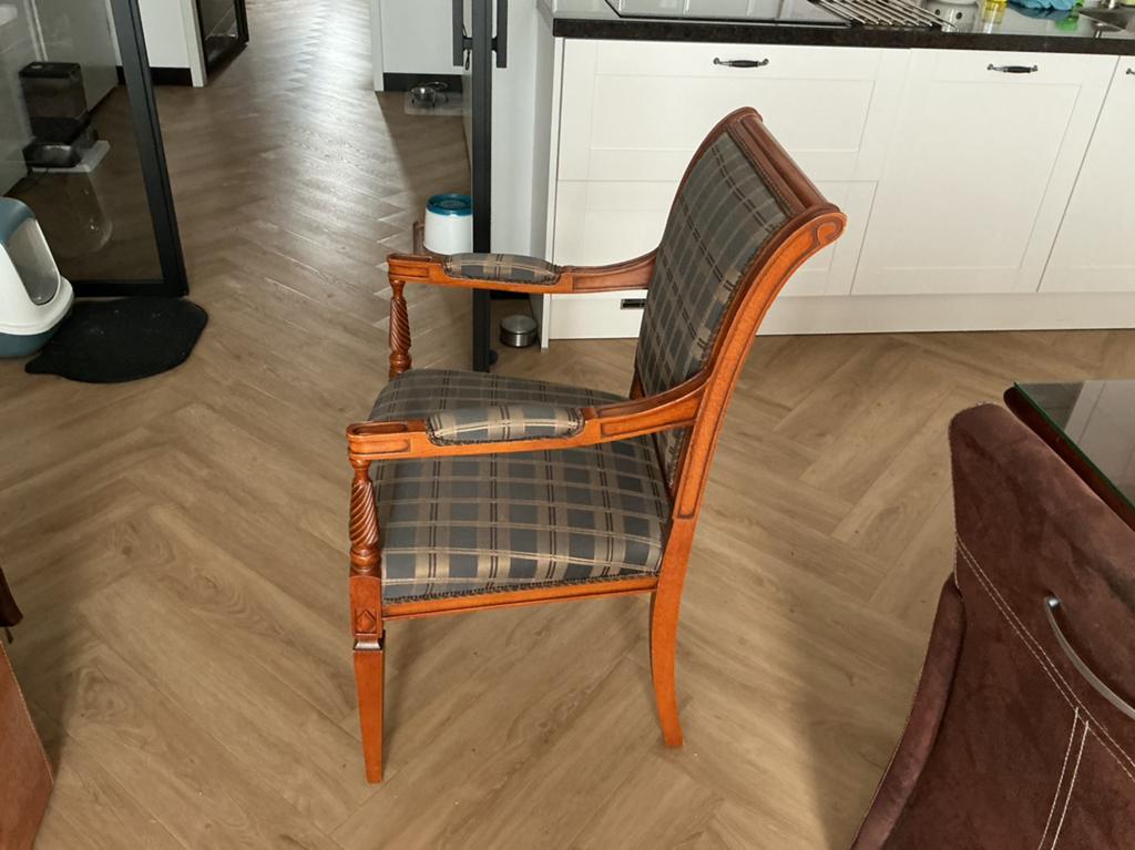 Moet nu weg! Selva stoel in kersenhout met geruite bekleding, Ophalen