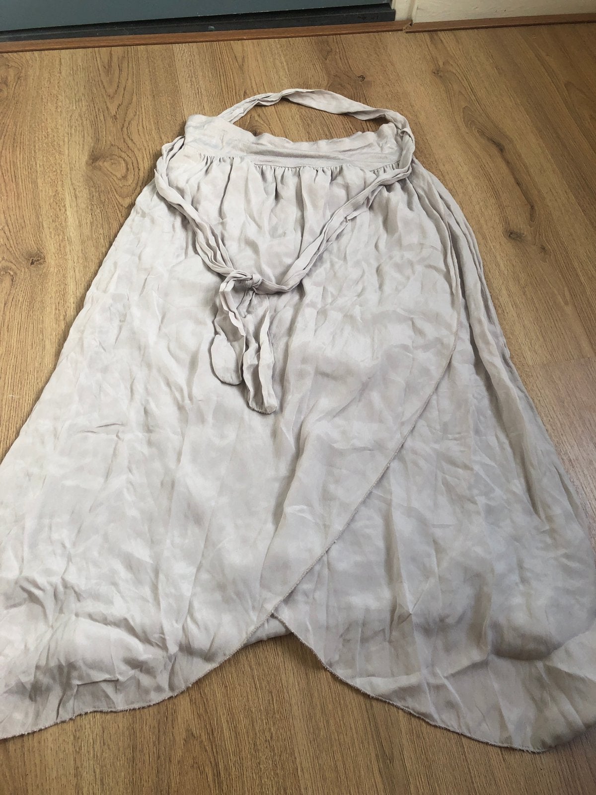 Transfer grijze zijde zomerse rok m 42, Kleding | Dames, Rokken, Maat 42/44 (L), Ophalen of Verzenden, Zo goed als nieuw, X