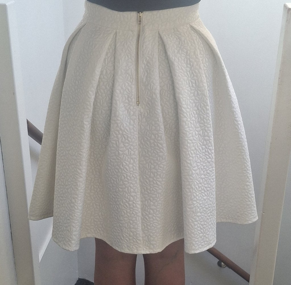 Lulumary creme plooirok mt M zgan, Kleding | Dames, Beige, Ophalen of Verzenden, Zo goed als nieuw, Boven de knie