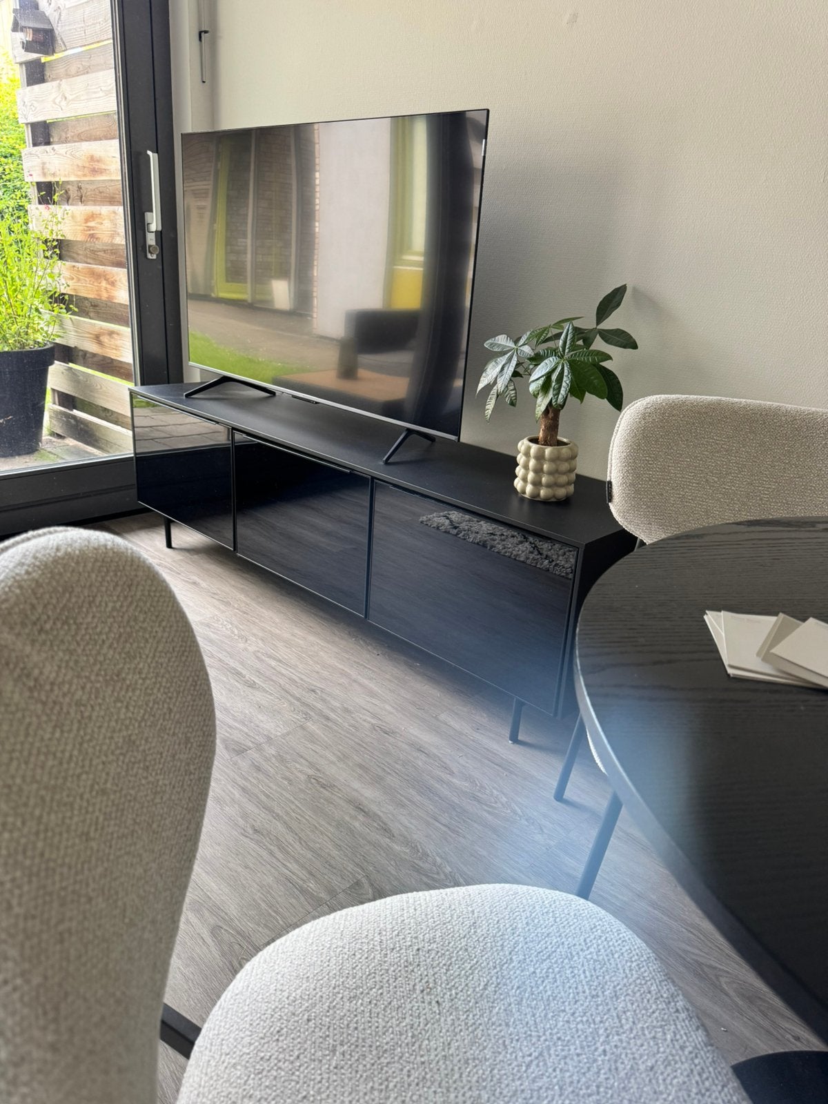Tv meubel IKEA Rannas dressoir zwart glazen deurtjes kast, Ophalen, Glas, 150 tot 200 cm, Zo goed als nieuw