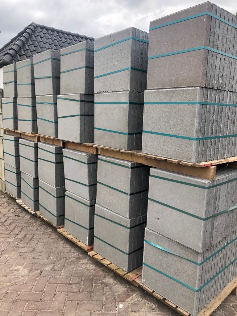 Partij tegels 50x50x4,8 grijs met facet € 72,00 pak (2e keus, Ophalen of Verzenden, Nieuw, Beton, Terrastegels