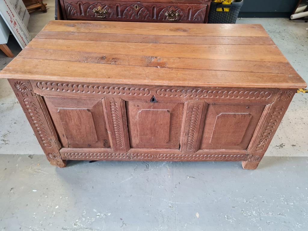 Antieke eikenhouten kist met houtsnijwerk 133x67x68 cm, Ophalen