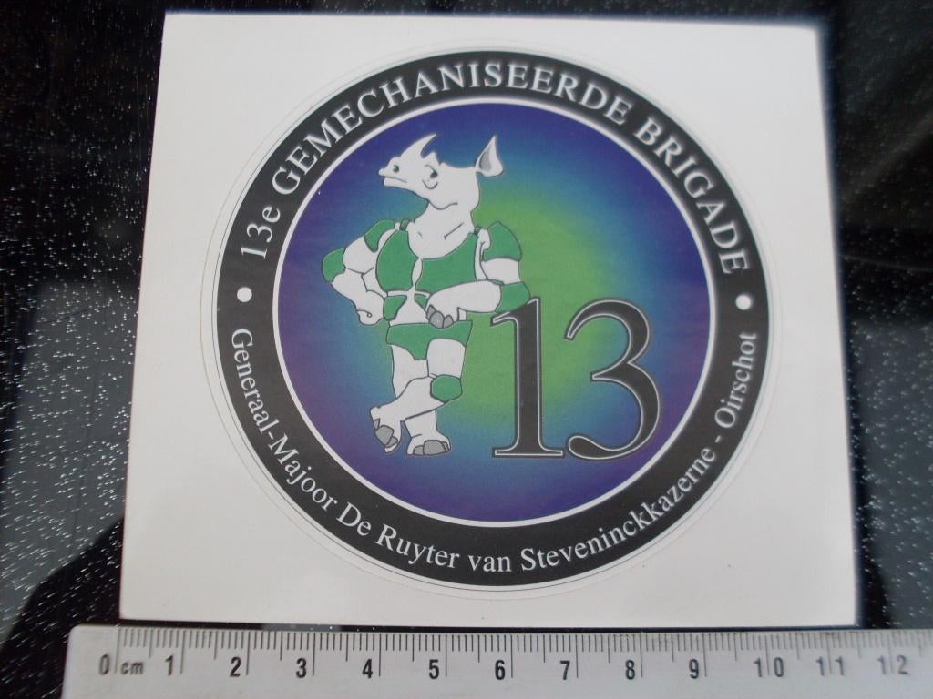 sticker 13e gemechaniseerde brigade oirschot logo neushoorn, Verzamelen, Verzenden, Zo goed als nieuw