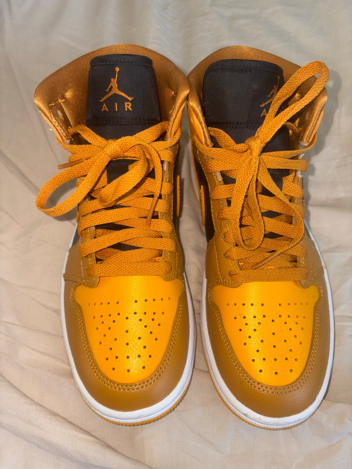 Nike Air Jordan 1 Mid SE - Maat 37.5, Kleding | Dames, Schoenen, Zo goed als nieuw, Sneakers of Gympen, Geel, Ophalen of Verzenden