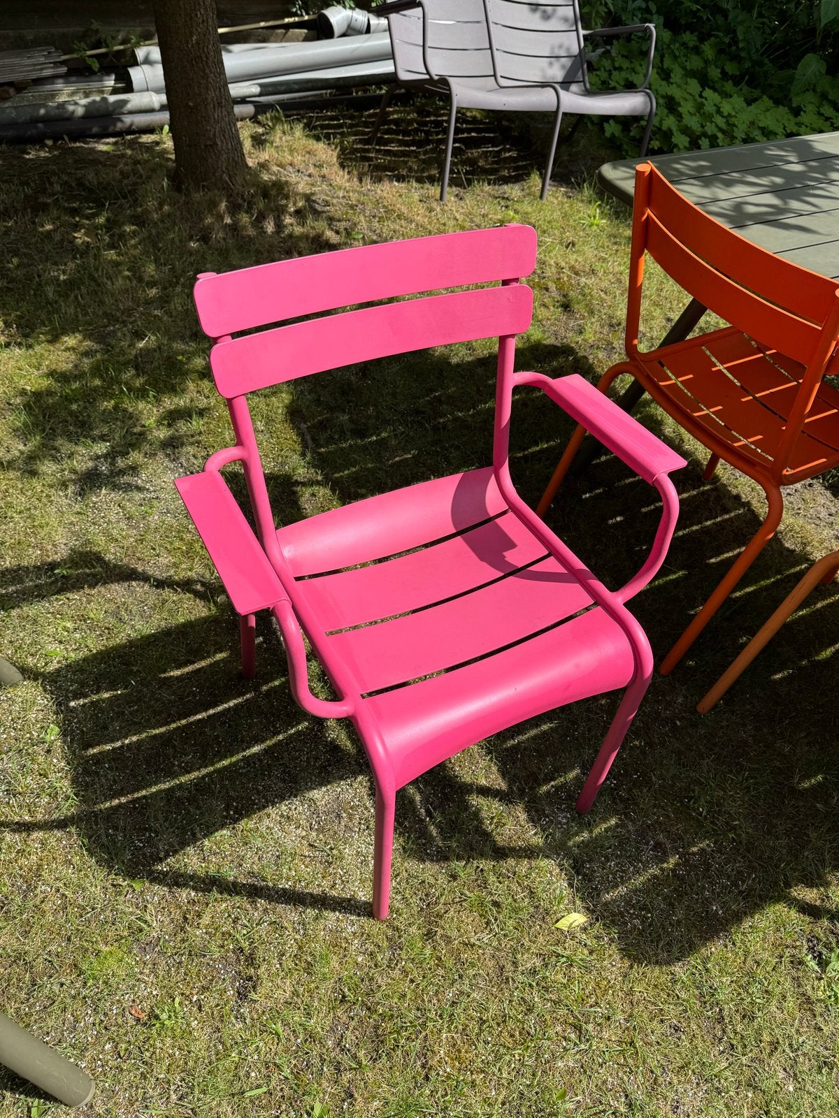 Fermob Luxembourg armstoel roze, Ophalen of Verzenden, Gebruikt, Aluminium, Stapelbaar
