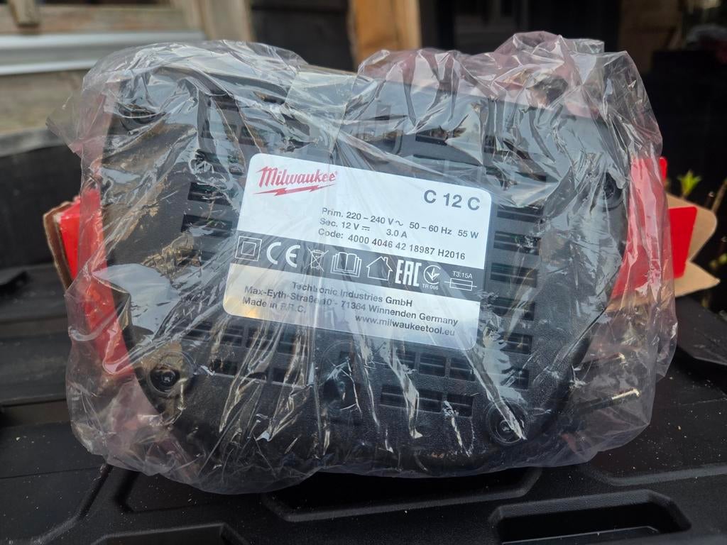 Milwaukee m12 accu lader, Ophalen of Verzenden