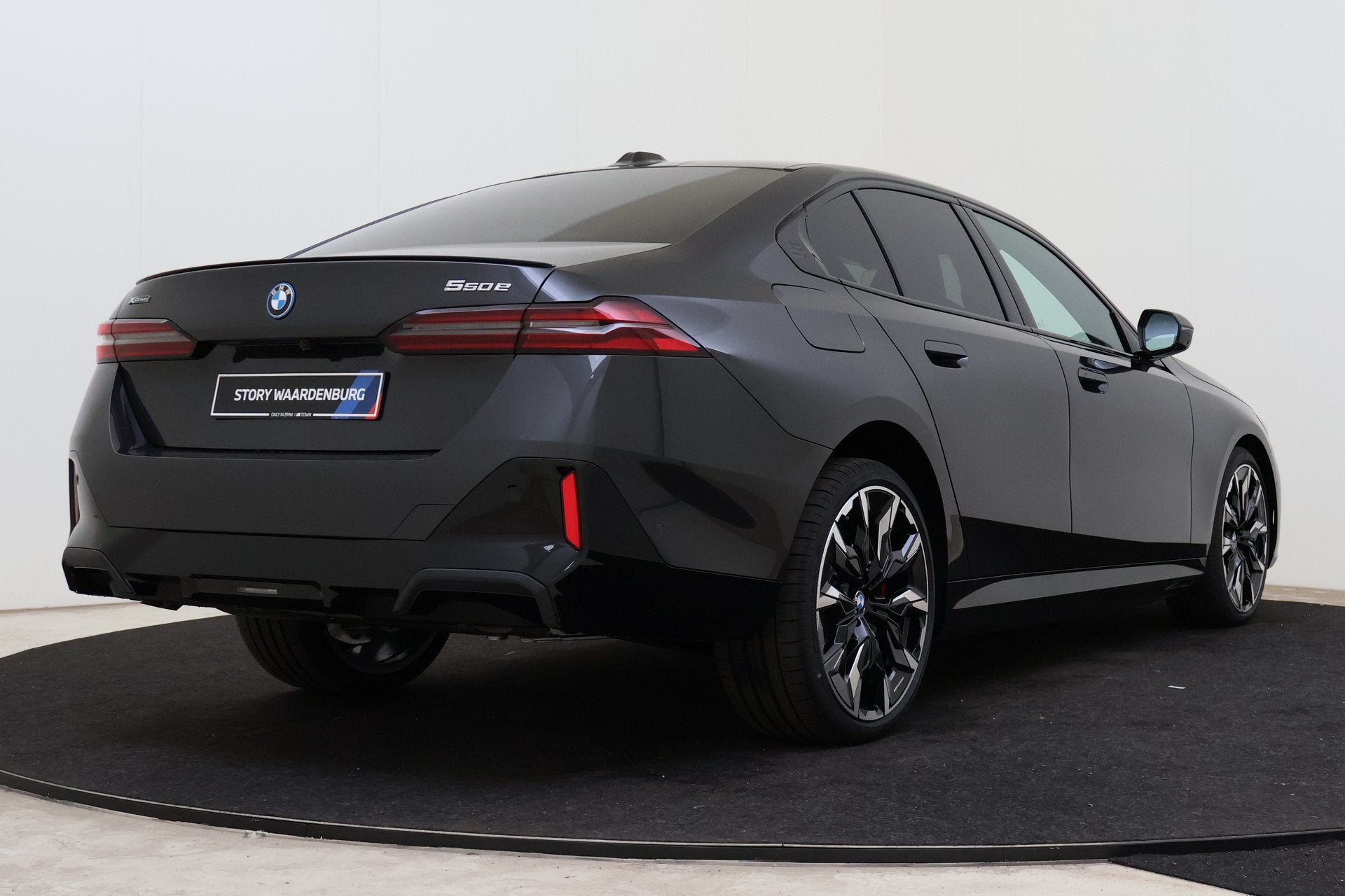 BMW 5 Serie Touring 550e xDrive M Sport Automaat / Panoramad, Auto's, Automaat, Dealer onderhouden, Zwart, Leder