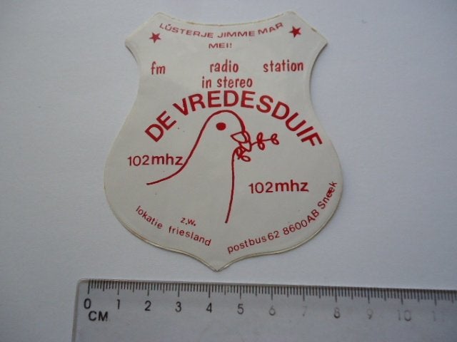 sticker oud SNEEK Piraat Vredesduif piraten radio zender, Verzamelen, Verzenden, Zo goed als nieuw, Bedrijf of Vereniging