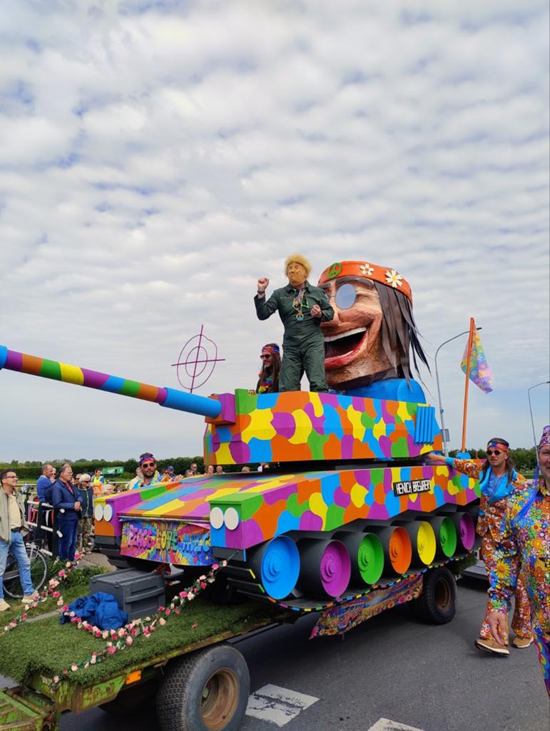 Carnavalswagen 'Peace & Love' Hippie Tank, Ophalen