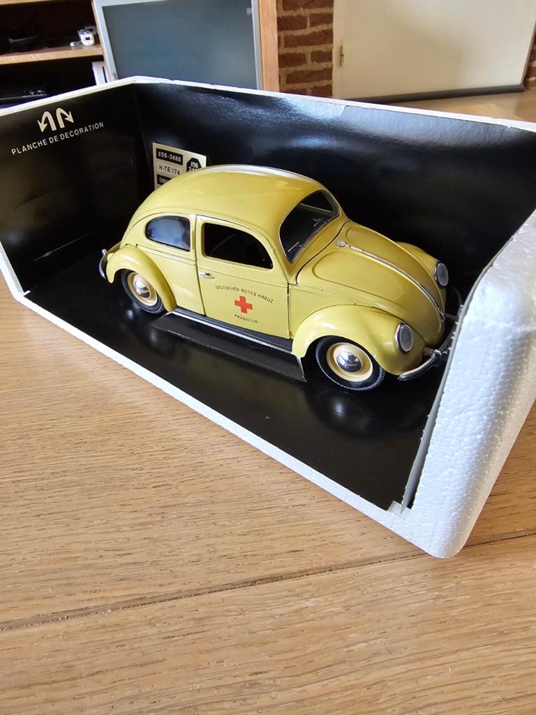 TE KOOP MOOIE SOLIDO VOLKSWAGEN KAFER DEUTSCHES ROTTE KREUZ, Hobby en Vrije tijd, Modelauto's | 1:18, Ophalen of Verzenden, Zo goed als nieuw