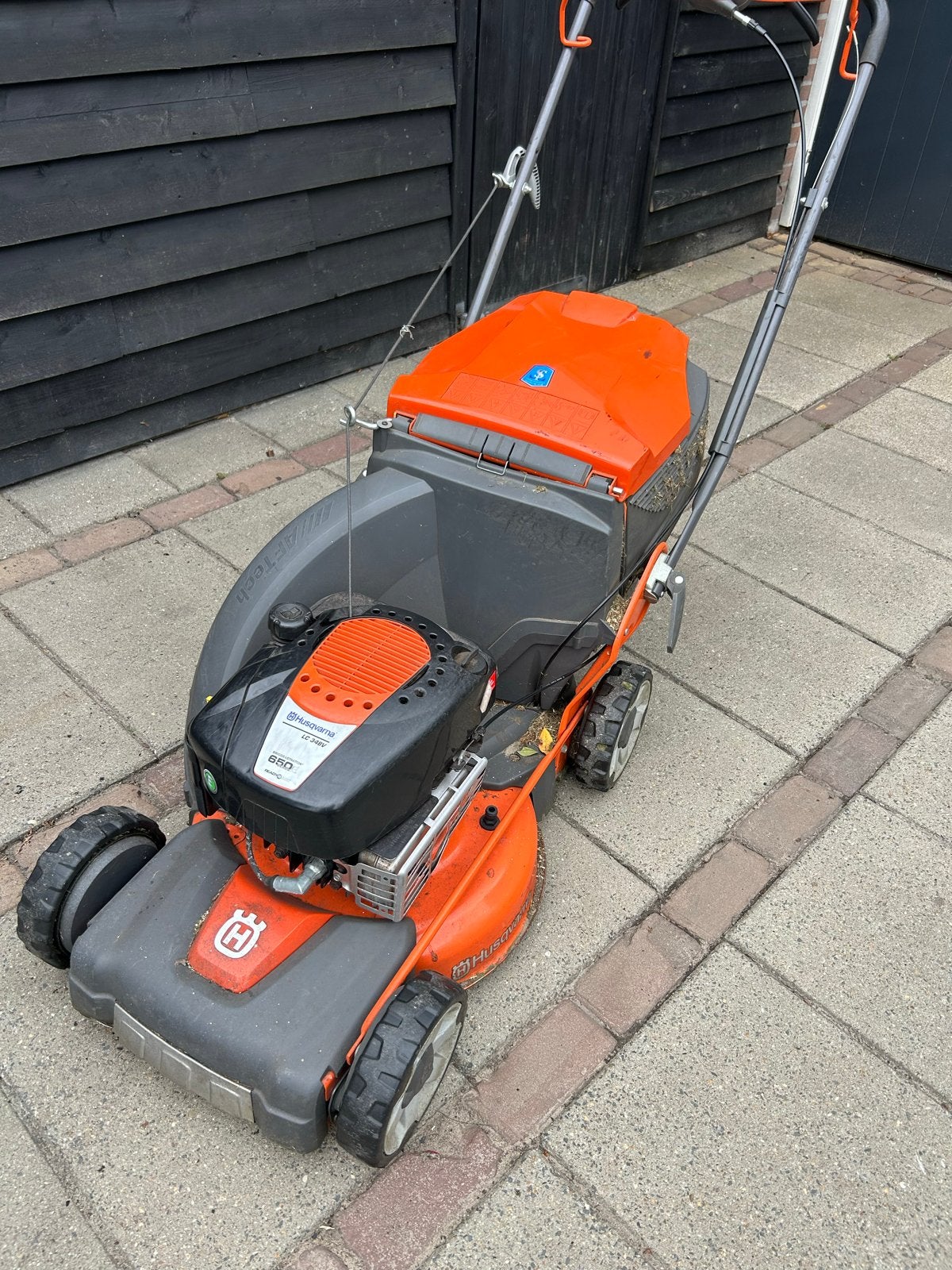 Husqvarna Benzine Grasmaaier met Opvangbak - AutoWalk 2, Ophalen, Cirkelmaaier, Gebruikt, Opvangbak